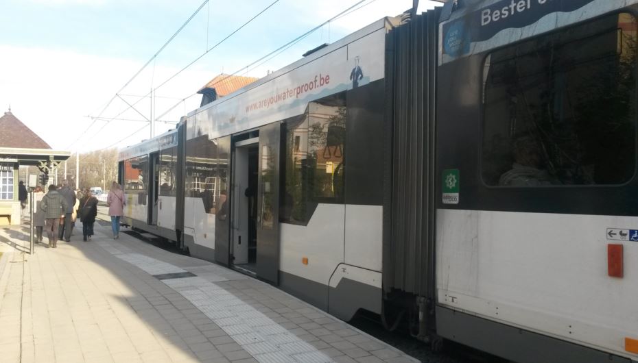 [Belgian Coast Tram]The Belgian Coast Tram has an equivalent of the Harrington-Hump at its low-level platform at the De Haan aan Zee stop, which is used at the centre part of the tram