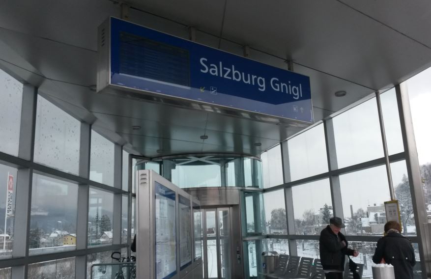 [Salzburg]At Salzburg Gnigl the real-time train display is built into the illuminated station sign reducing the number of things that need supports and electricity connections
